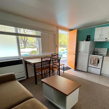 Holiday Beach Resort Motel Okanagan Falls Exterior foto