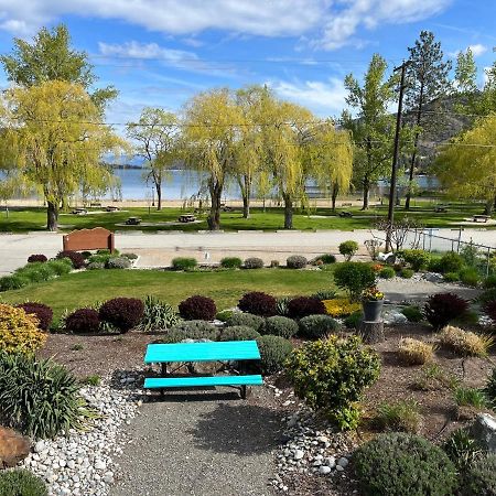 Holiday Beach Resort Motel Okanagan Falls Exterior foto