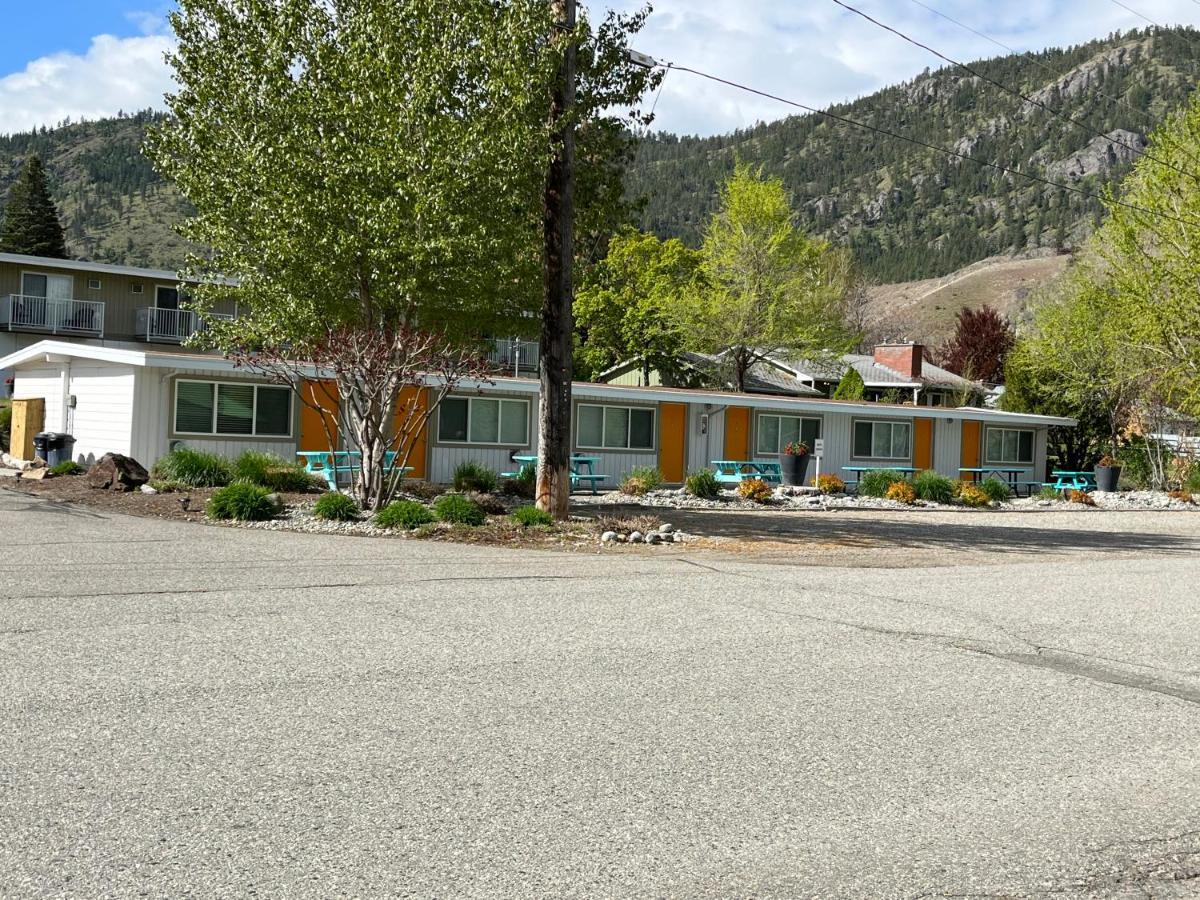 Holiday Beach Resort Motel Okanagan Falls Exterior foto