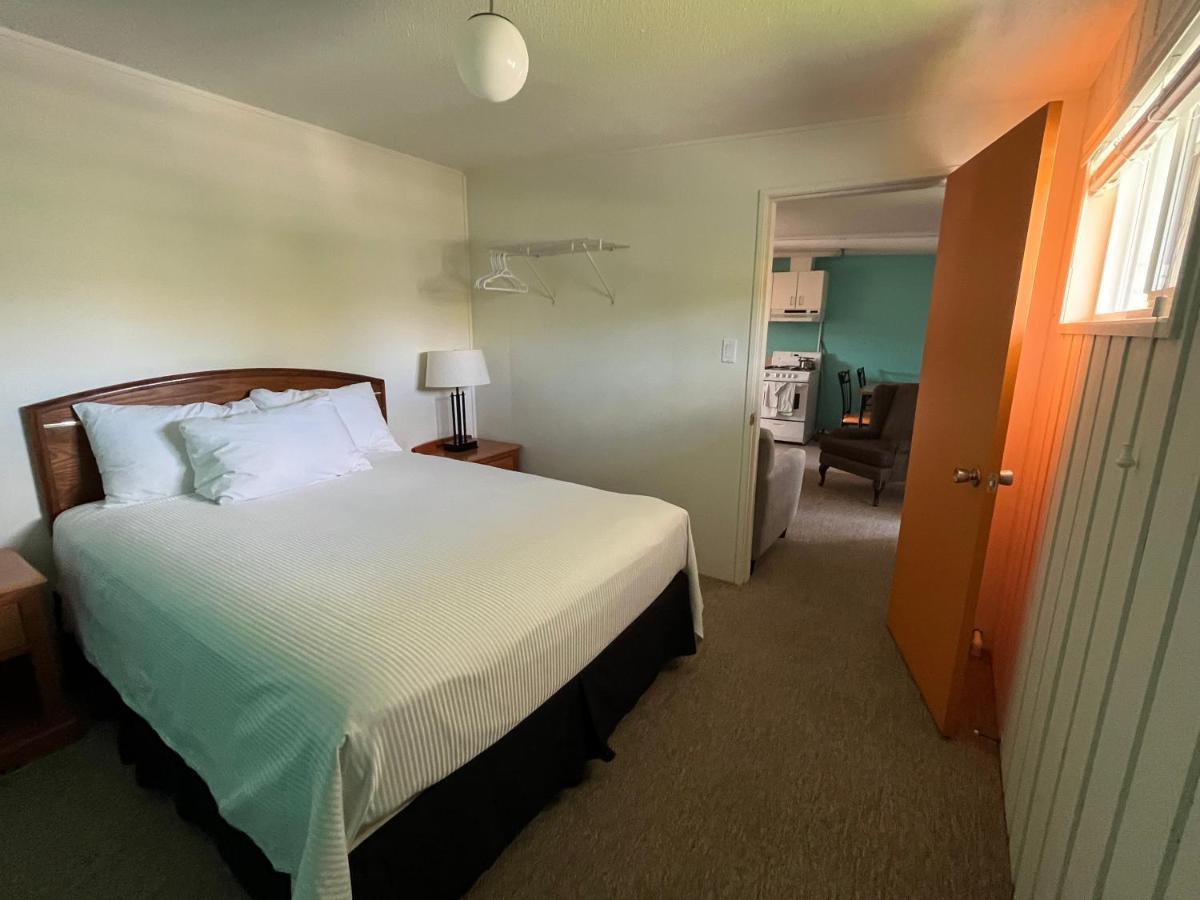 Holiday Beach Resort Motel Okanagan Falls Exterior foto