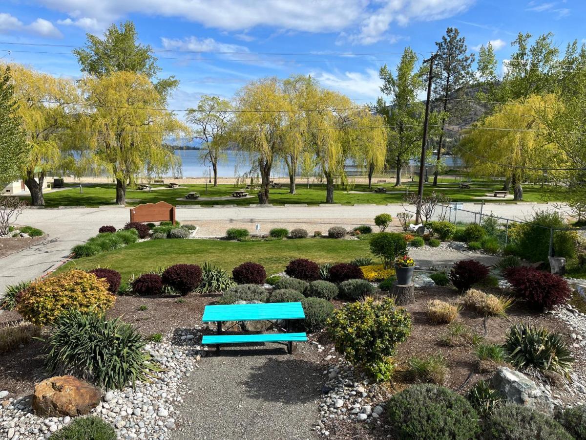 Holiday Beach Resort Motel Okanagan Falls Exterior foto