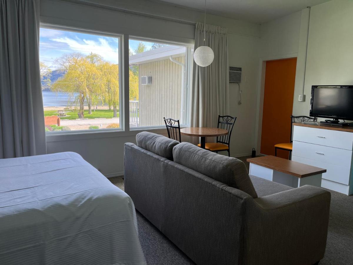 Holiday Beach Resort Motel Okanagan Falls Exterior foto