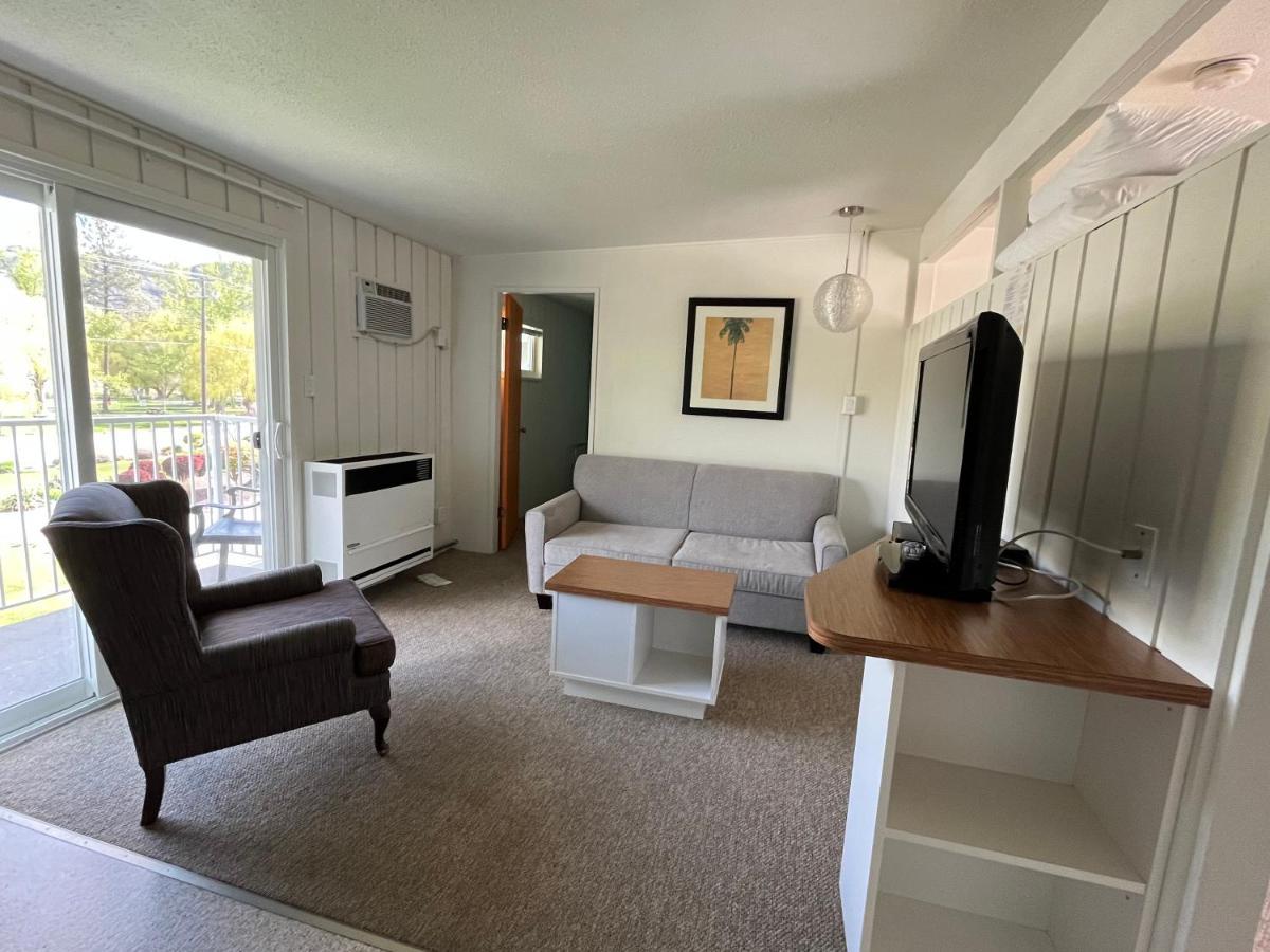 Holiday Beach Resort Motel Okanagan Falls Exterior foto