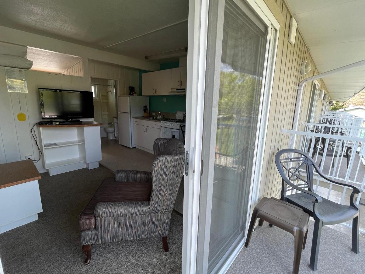Holiday Beach Resort Motel Okanagan Falls Exterior foto