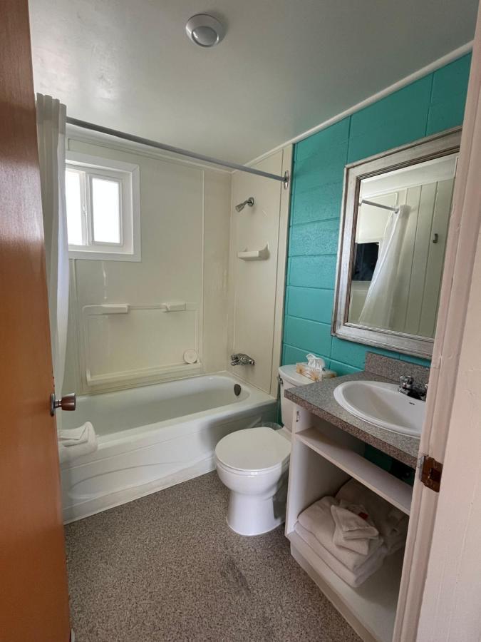 Holiday Beach Resort Motel Okanagan Falls Exterior foto