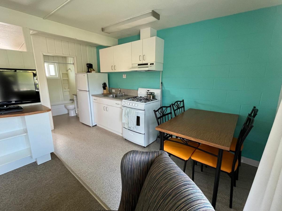 Holiday Beach Resort Motel Okanagan Falls Exterior foto