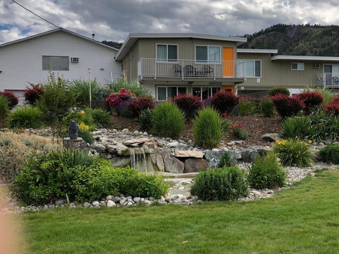 Holiday Beach Resort Motel Okanagan Falls Exterior foto