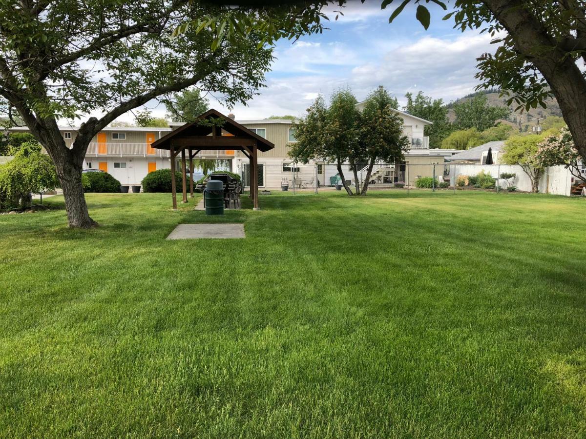 Holiday Beach Resort Motel Okanagan Falls Exterior foto