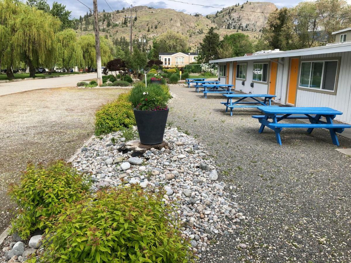 Holiday Beach Resort Motel Okanagan Falls Exterior foto