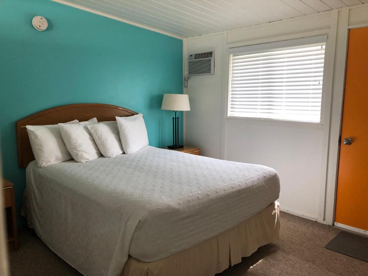 Holiday Beach Resort Motel Okanagan Falls Exterior foto