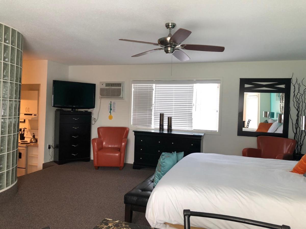 Holiday Beach Resort Motel Okanagan Falls Exterior foto