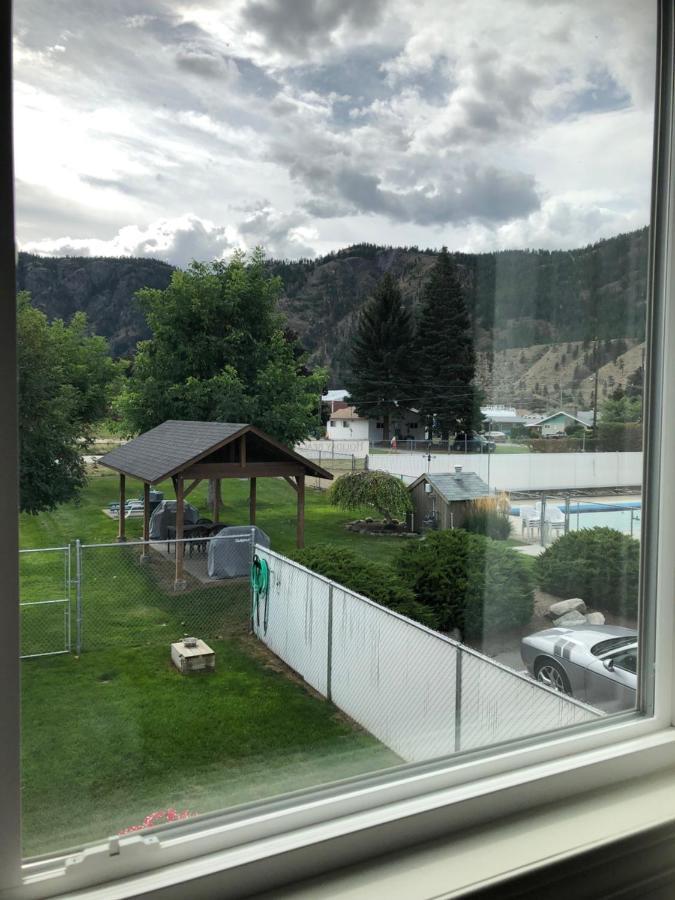 Holiday Beach Resort Motel Okanagan Falls Exterior foto