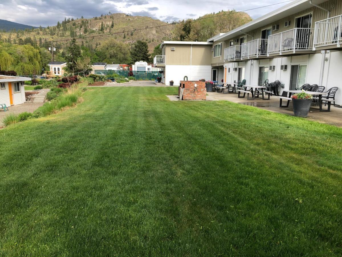 Holiday Beach Resort Motel Okanagan Falls Exterior foto
